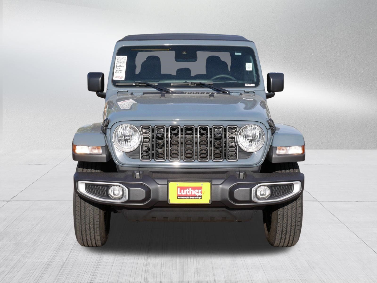 Used 2025 Jeep Gladiator Sport AWD/4WD image 2