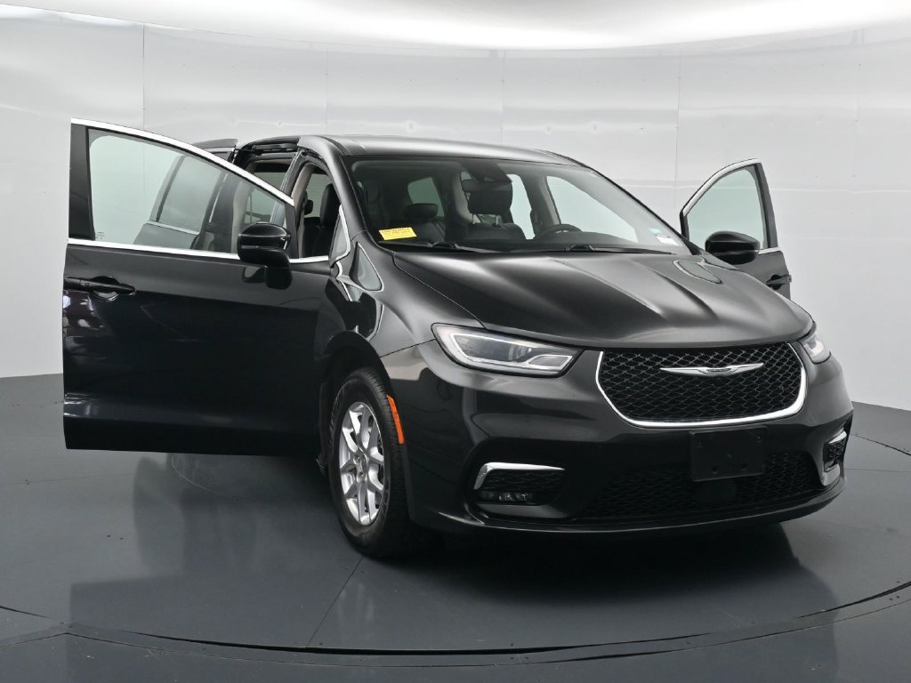 Used 2023 Chrysler Pacifica Touring-L FWD image 34