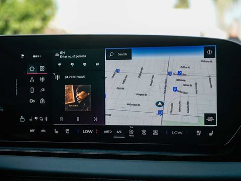 Used 2025 Audi Q6 e-tron Premium Plus image 14