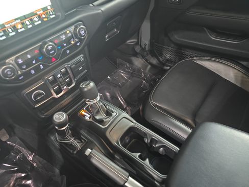 Used 2019 Jeep Wrangler Unlimited Sahara AWD/4WD image 24