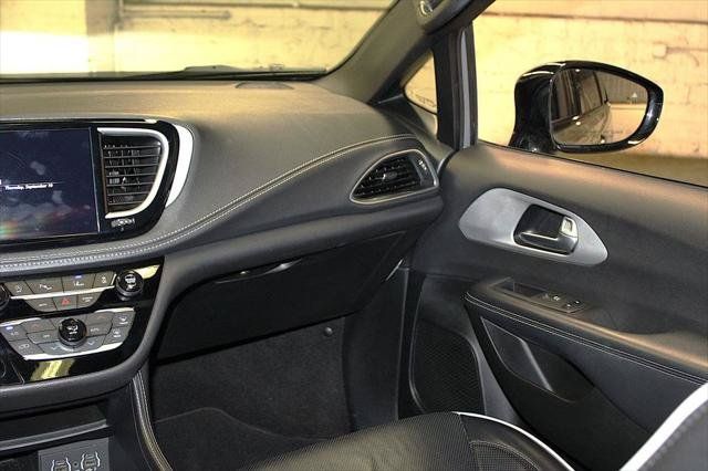 Certified 2025 Chrysler Pacifica Limited FWD image 35
