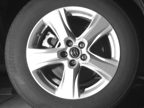 Used 2025 Toyota Highlander LE FWD image 15