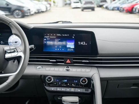 Used 2023 Hyundai Elantra SEL w/ Convenience Package image 13