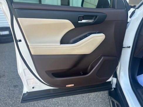 Used 2022 Toyota Highlander XLE image 13