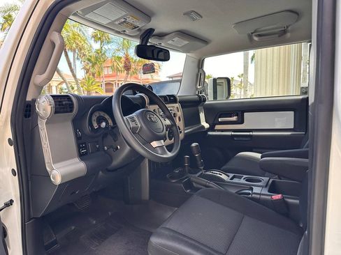 Used 2014 Toyota FJ Cruiser 4WD w/ Upgrade Package image 14