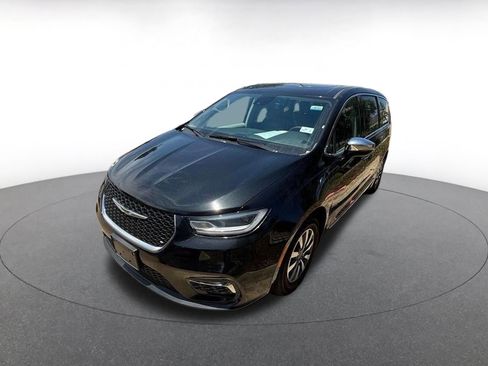 Used 2023 Chrysler Pacifica Limited FWD image 3