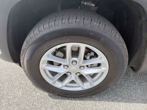 Used 2025 Jeep Grand Cherokee Laredo X image 11