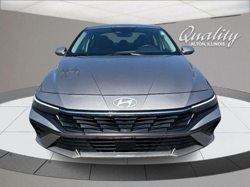 Used 2025 Hyundai Elantra Limited FWD image 11