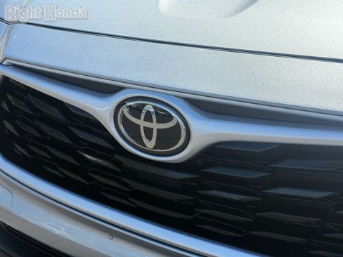 Used 2023 Toyota Highlander XLE image 33