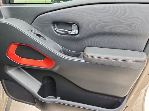 Used 2023 Nissan Frontier PRO-4X w/ Pro Convenience Package image 11