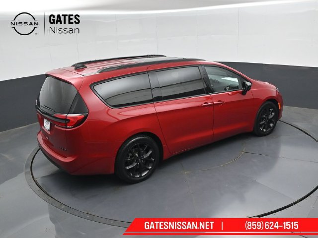 Used 2025 Chrysler Pacifica Limited FWD image 51