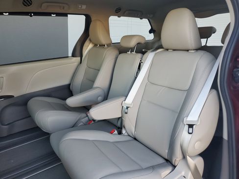 Used 2020 Toyota Sienna XLE image 14
