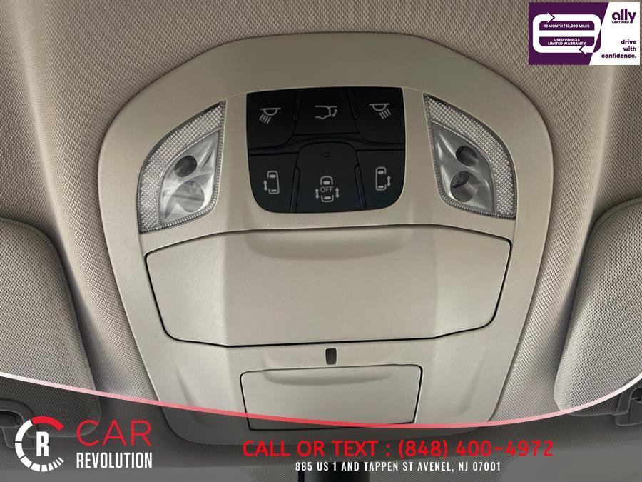 Used 2023 Chrysler Pacifica Touring-L FWD image 16