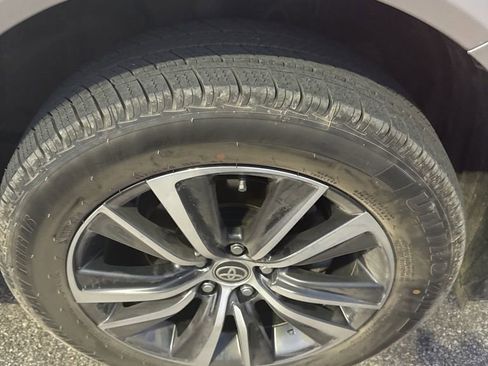 Used 2021 Toyota Venza LE image 16