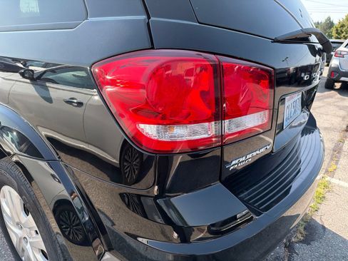 Used 2016 Dodge Grand Caravan SXT w/ Rear Park Assist Package FWD image 8