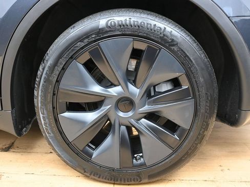 Used 2024 Tesla Model Y Long Range RWD image 11