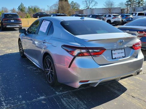 Used 2024 Toyota Camry SE image 4
