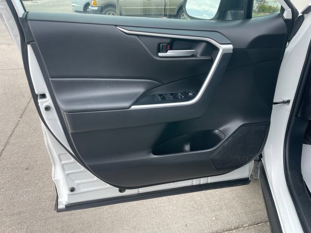 Used 2025 Toyota RAV4 XLE AWD/4WD image 11