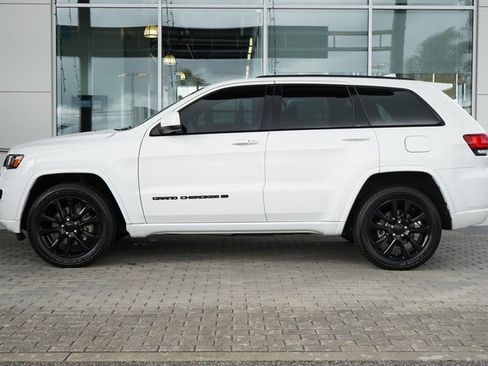 Used 2022 Jeep Grand Cherokee Laredo X image 5