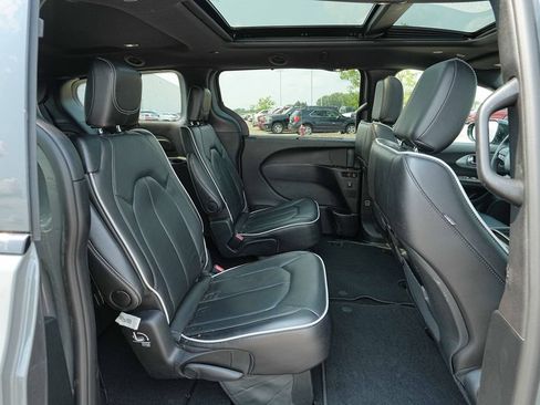 Used 2025 Chrysler Pacifica Limited FWD image 23