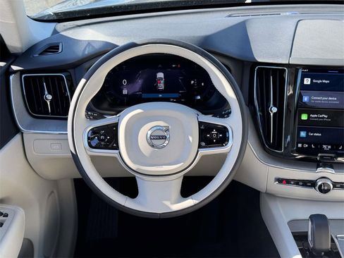 Used 2023 Volvo XC60 B5 Plus image 12