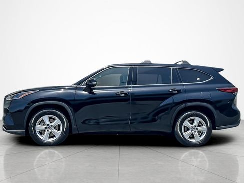 Used 2022 Toyota Highlander LE FWD image 2