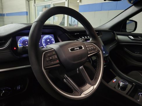 Used 2024 Jeep Grand Cherokee L Altitude AWD/4WD image 18