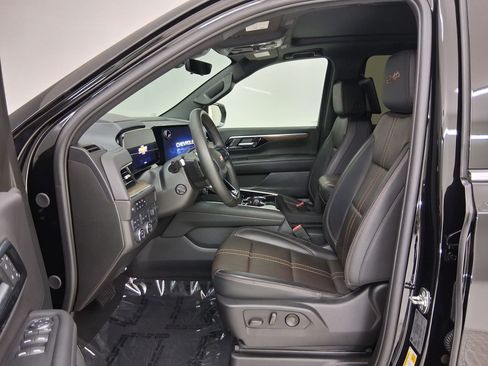 Used 2025 Chevrolet Suburban High Country AWD/4WD image 3
