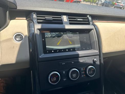 Used 2019 Land Rover Discovery SE AWD/4WD image 16