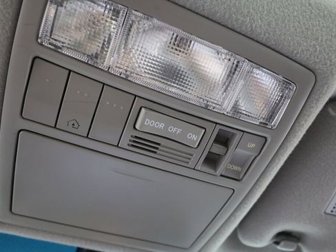 Used 2011 Toyota Camry XLE image 38