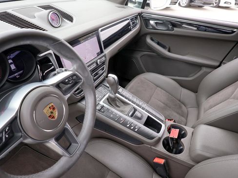 Used 2021 Porsche Macan image 40