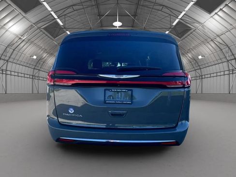 Used 2022 Chrysler Pacifica Touring-L FWD image 5