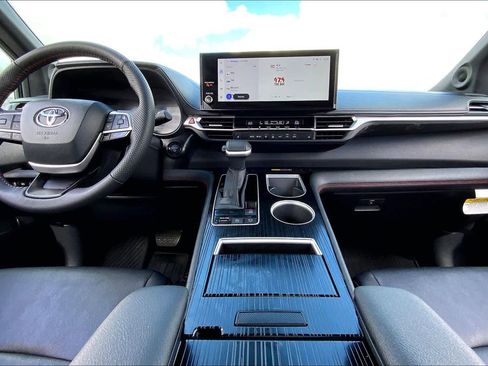 Used 2025 Toyota Sienna XSE w/ XSE Plus Package image 15