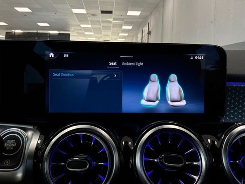 Used 2025 Mercedes-Benz GLB 250 image 37