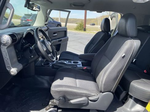 Used 2014 Toyota FJ Cruiser 2WD w/ Convenience Package image 31