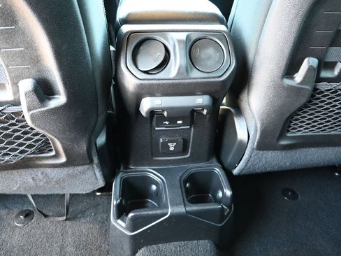 Used 2018 Jeep Wrangler Unlimited Rubicon image 19