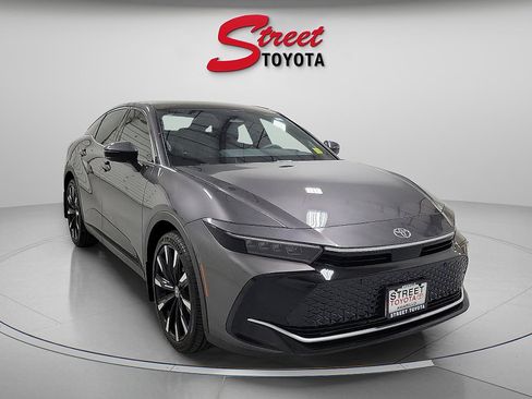 Certified 2024 Toyota Crown Platinum image 5