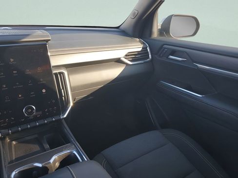 Used 2025 GMC Acadia Elevation image 11