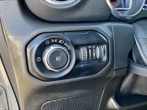 Used 2018 Jeep Wrangler Unlimited Sahara AWD/4WD image 34