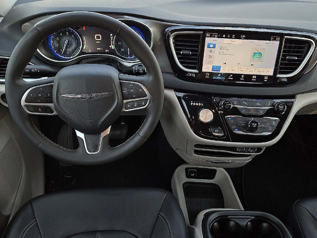 Used 2024 Chrysler Pacifica Touring-L FWD image 11