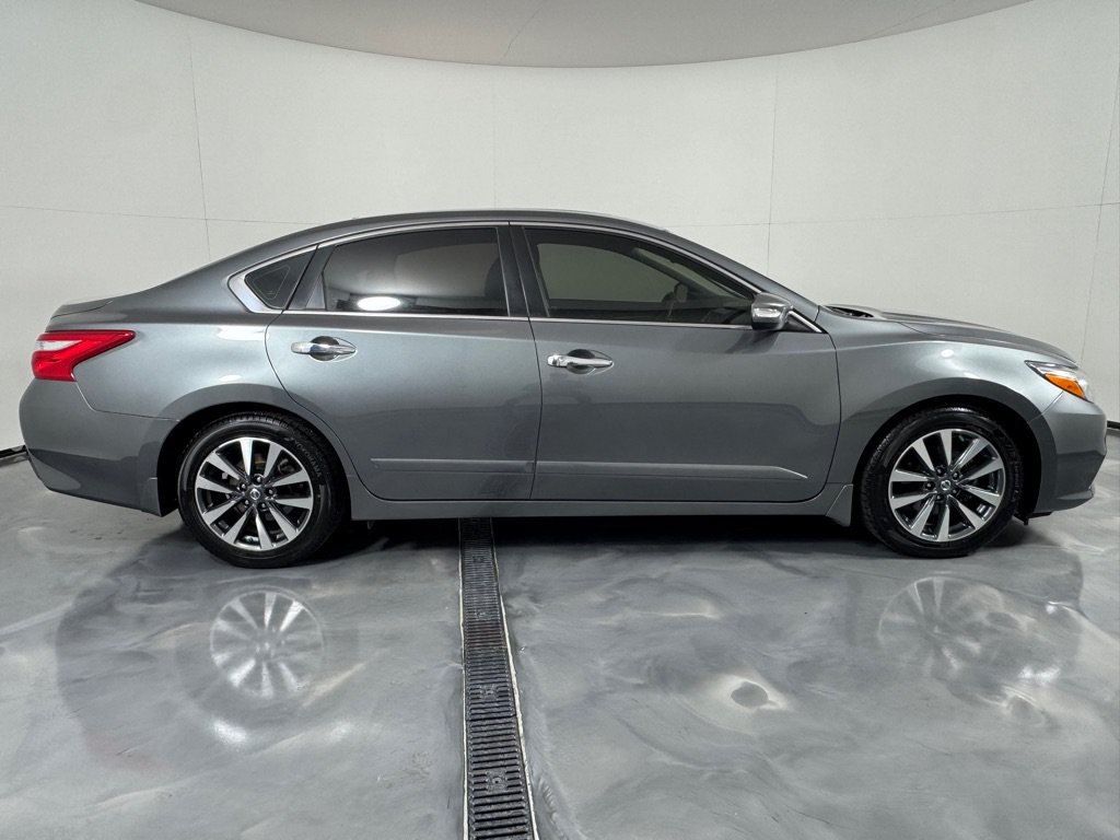 Used 2017 Nissan Altima 2.5 SV w/ Convenience Package FWD image 4