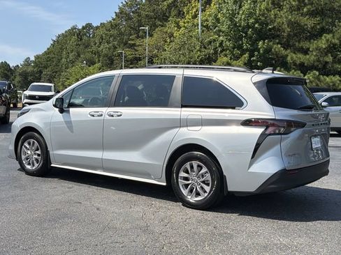 Used 2025 Toyota Sienna XLE FWD image 3