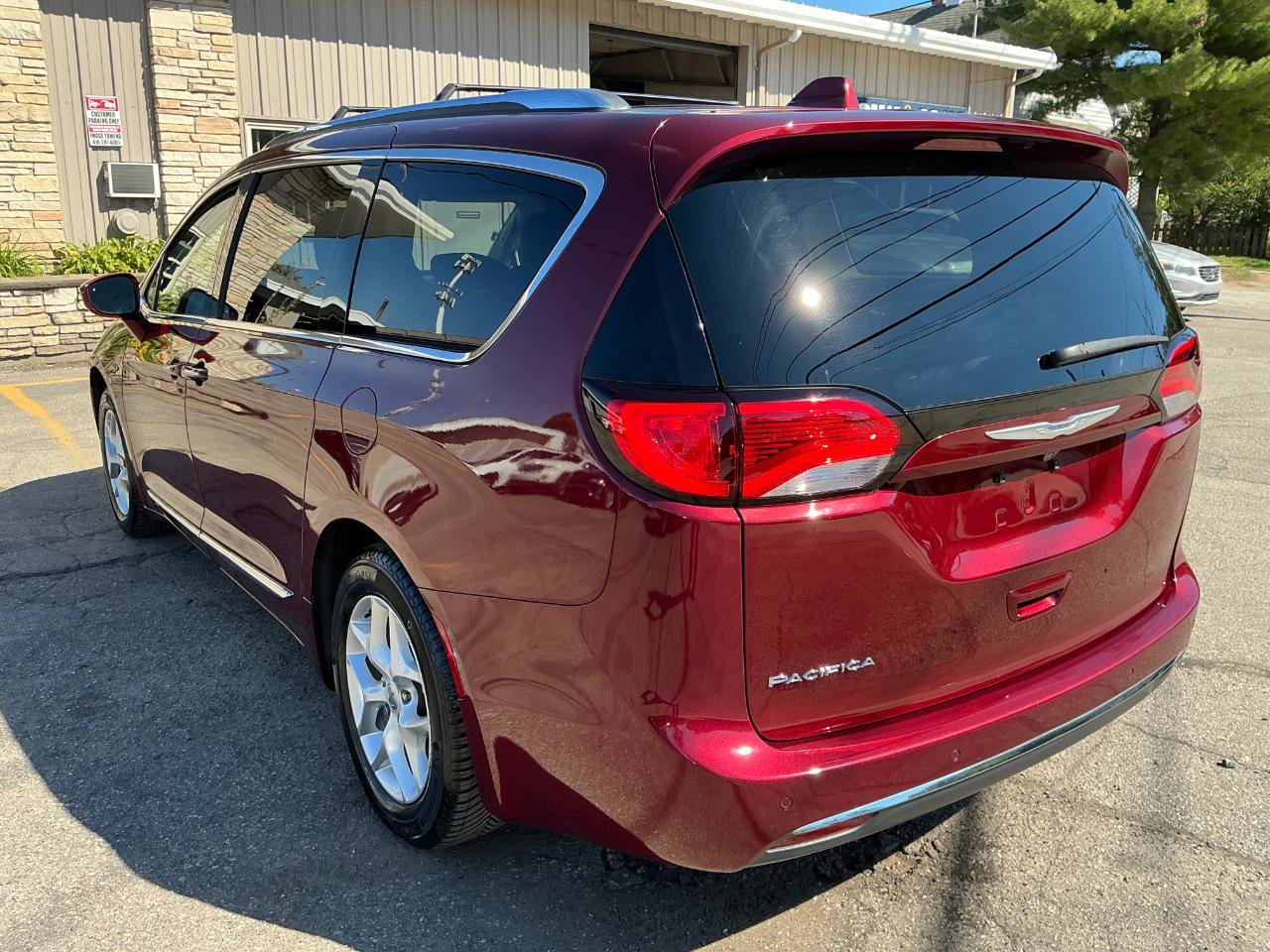 Used 2018 Chrysler Pacifica Touring-L w/ Tire & Wheel Group FWD image 6