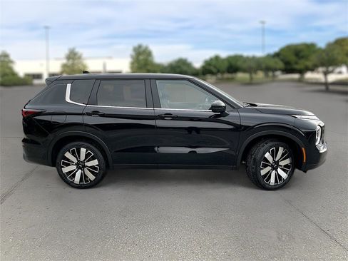 New 2025 Mitsubishi Outlander SE image 7