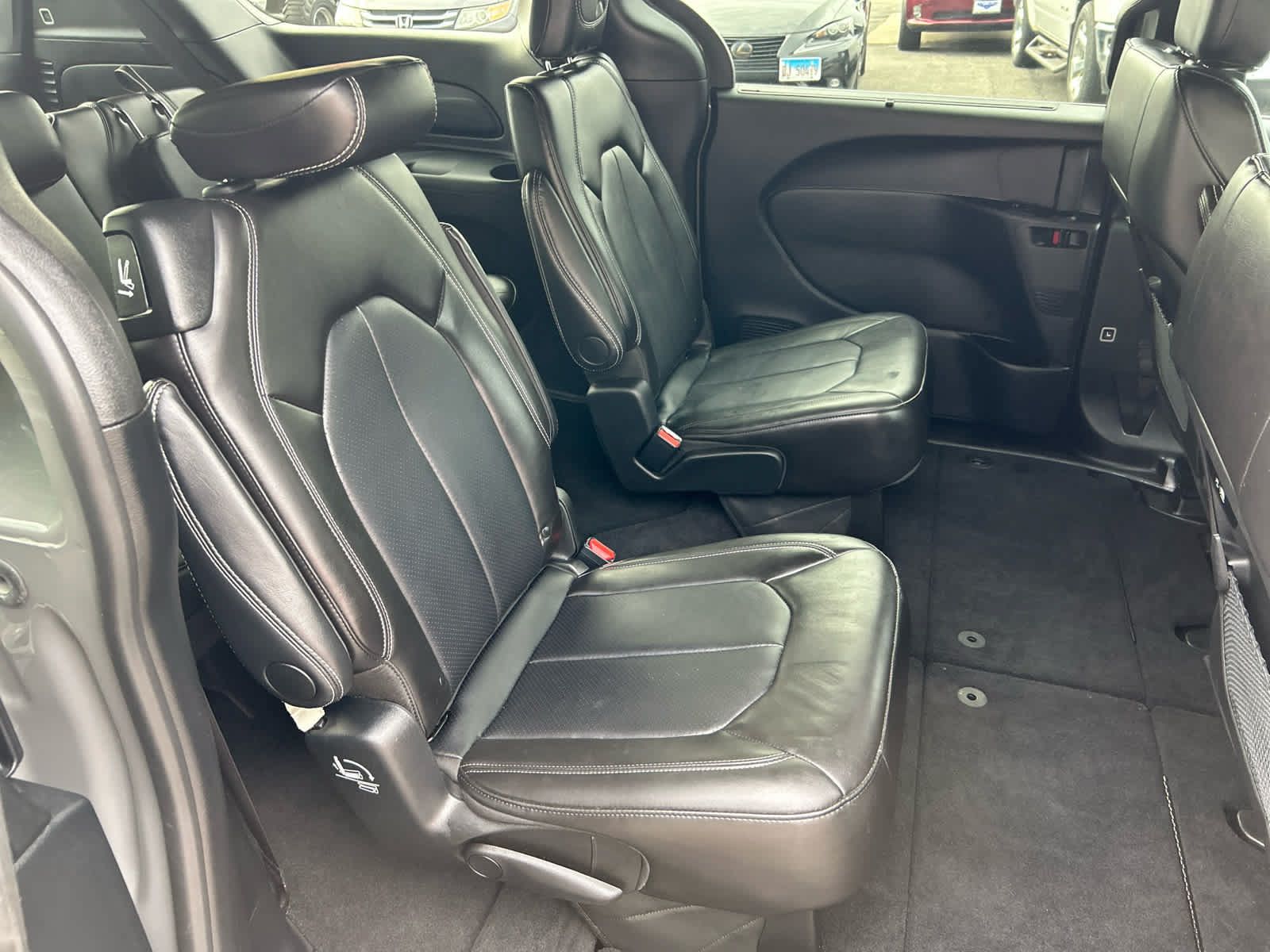 Used 2025 Chrysler Pacifica Select FWD image 33