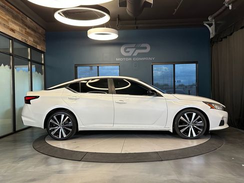 Used 2022 Nissan Altima 2.5 SR image 2