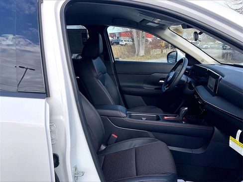 Used 2025 Nissan Kicks SR image 11