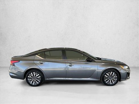 Used 2025 Nissan Altima 2.5 SV FWD image 4