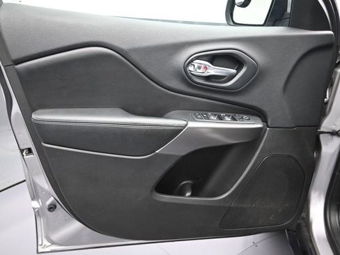 Used 2019 Jeep Cherokee Latitude w/ Popular Appearance Group FWD image 12