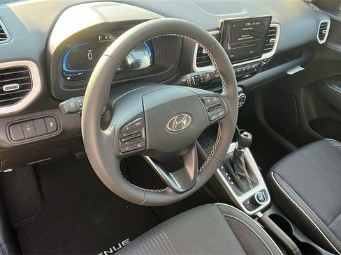 New 2025 Hyundai Venue Limited image 17
